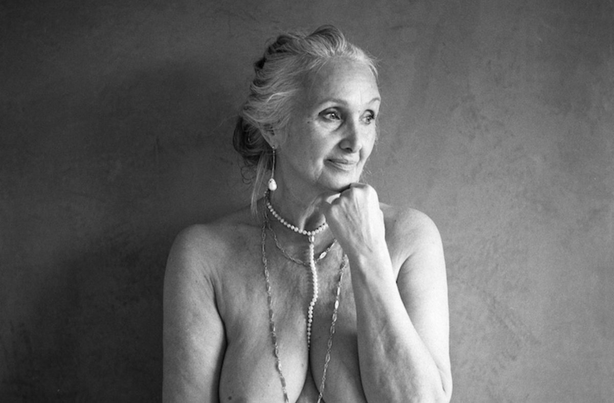 In our youth-obsessed and sexist  society women over 50 may feel invisible. To change our outlook on age Clélia created the Belles Mômes project and photographed 21 naked, mature women.
A beautiful way to celebrate older women, not invisible!
#photography 
madmoizelle.com/je-photographi