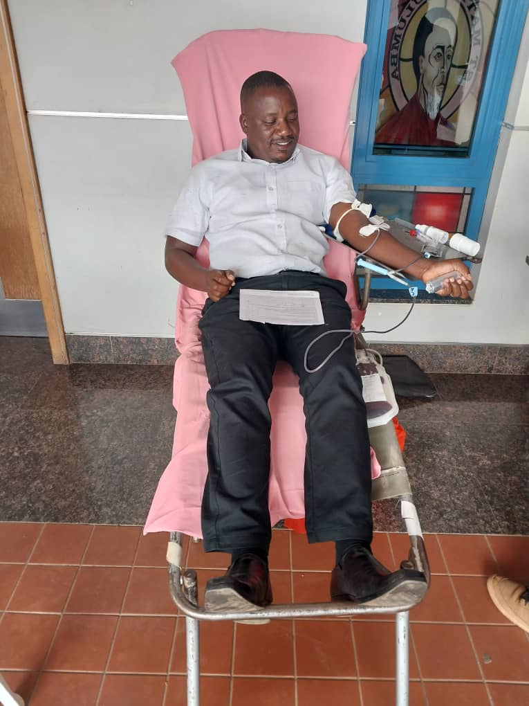 CentenaryBank's tweet photo. As we celebrate #WorldBloodDonorDay and honor our exemplary donators. Share your images and let's express our heartfelt gratitude to these amazing individuals who make a difference. #CenteAt40 #ConstitutionalSquare https://t.co/TyTiYy4tsM