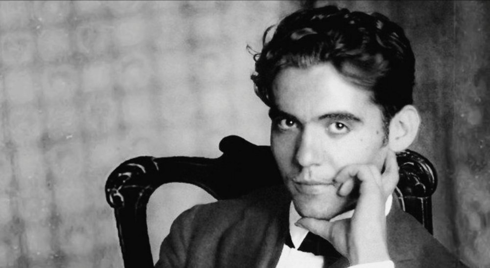 كان قصر الحمراء مصدر إلهام للعديد من الاعمال الأدبية أهمّها:

- ليون الافريقي لأمين معلوف
- حكايات الحمراء لواشنطن إرفنغ
- تنهيدة العرب الأخيرة لسلمان رشدي
- الخيميائي لباولو كويلو
- دونا روزا لفيدريكو غارسيا لوركا