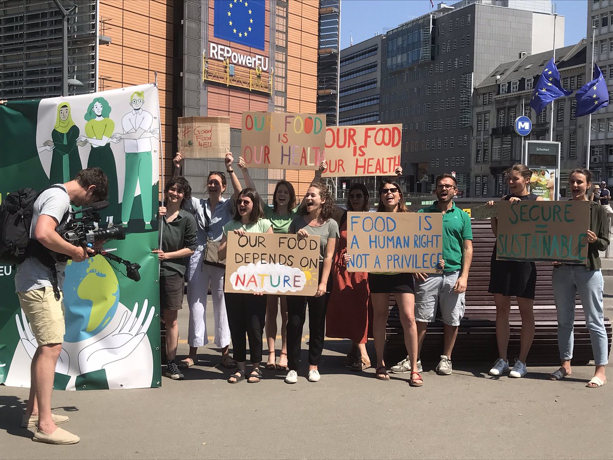We joined @EU_FPC today in front of @EU_Commission to show support for the EU Sustainable #FoodSystems Law! 

Our food is our health, our food depends on nature. 
#GoodFood4EU #EUFarm2Fork