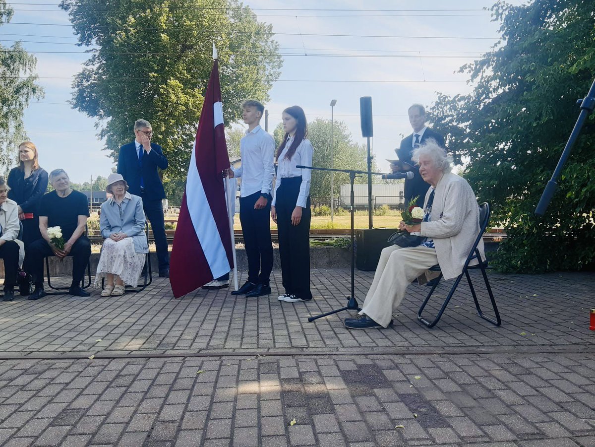 burovs_olegs's tweet photo. 🕯️Pirms 80 gadiem vairāk nekā 15 000 Latvijas iedzīvotāju padomju okupācijas vara izveda uz PSRS soda nometnēm un piespiedu izsūtīšanas vietām. 🖤 https://t.co/izGH6P4Vdd
Pieminam un atceramies! 🕯️
#valsts #tauta #vēsture https://t.co/XYGbIoMhwN