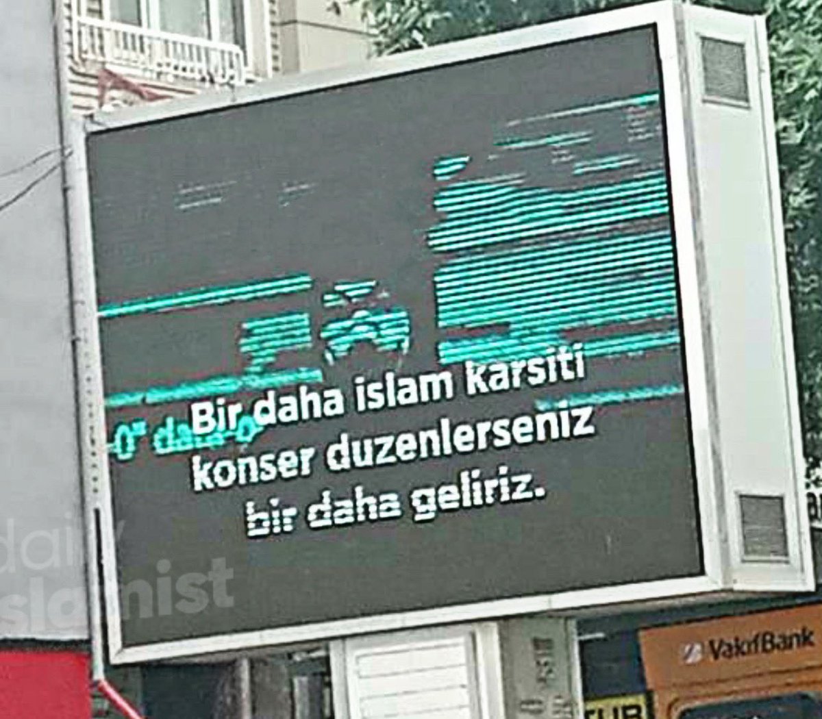 💢 AK Partili Süleymanpaşa Belediyesi'nin İslam Düşmanı
Şarkıcılara Konser Verdirmesi
Tepki Çekmişti,

Belediye'ye Ait Dijital Reklam
Panoları Hacklendi ve Uyarı Metni
Yayınlandı ...