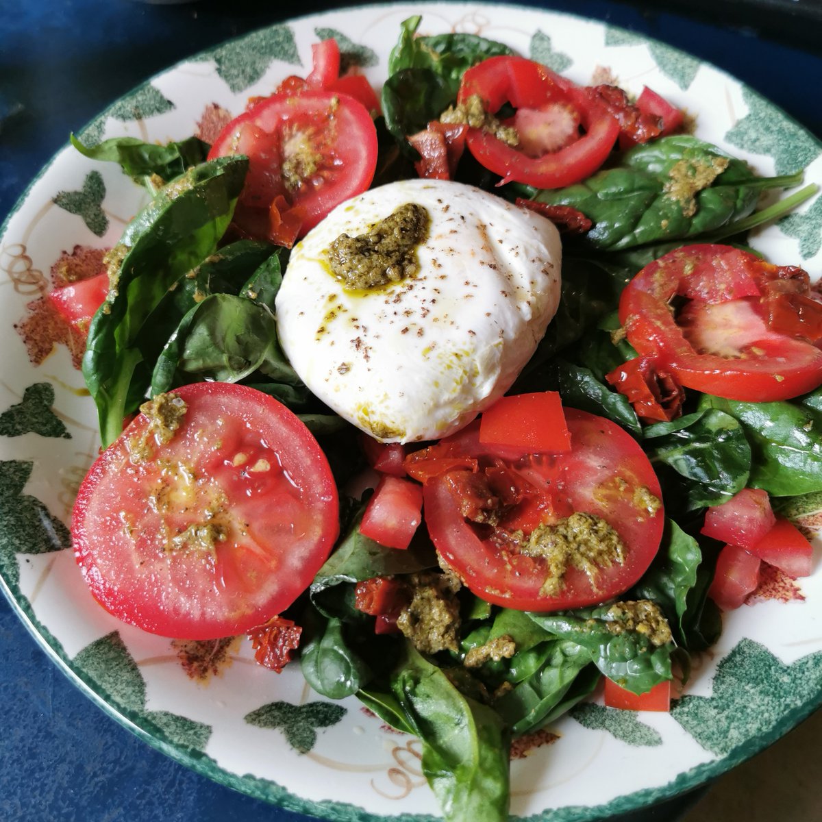Nothing like a fresh caprese salad to go with these hot days and blue skies!

@quintadaraza Pet Nat Rosé is the perfect fun summer sipper to go with this dish. 

#winesofportugaluk #portugal #winelover #winemerchant #sommelier #sommlife #shoplocal #wine #winetasting #rrltdwine