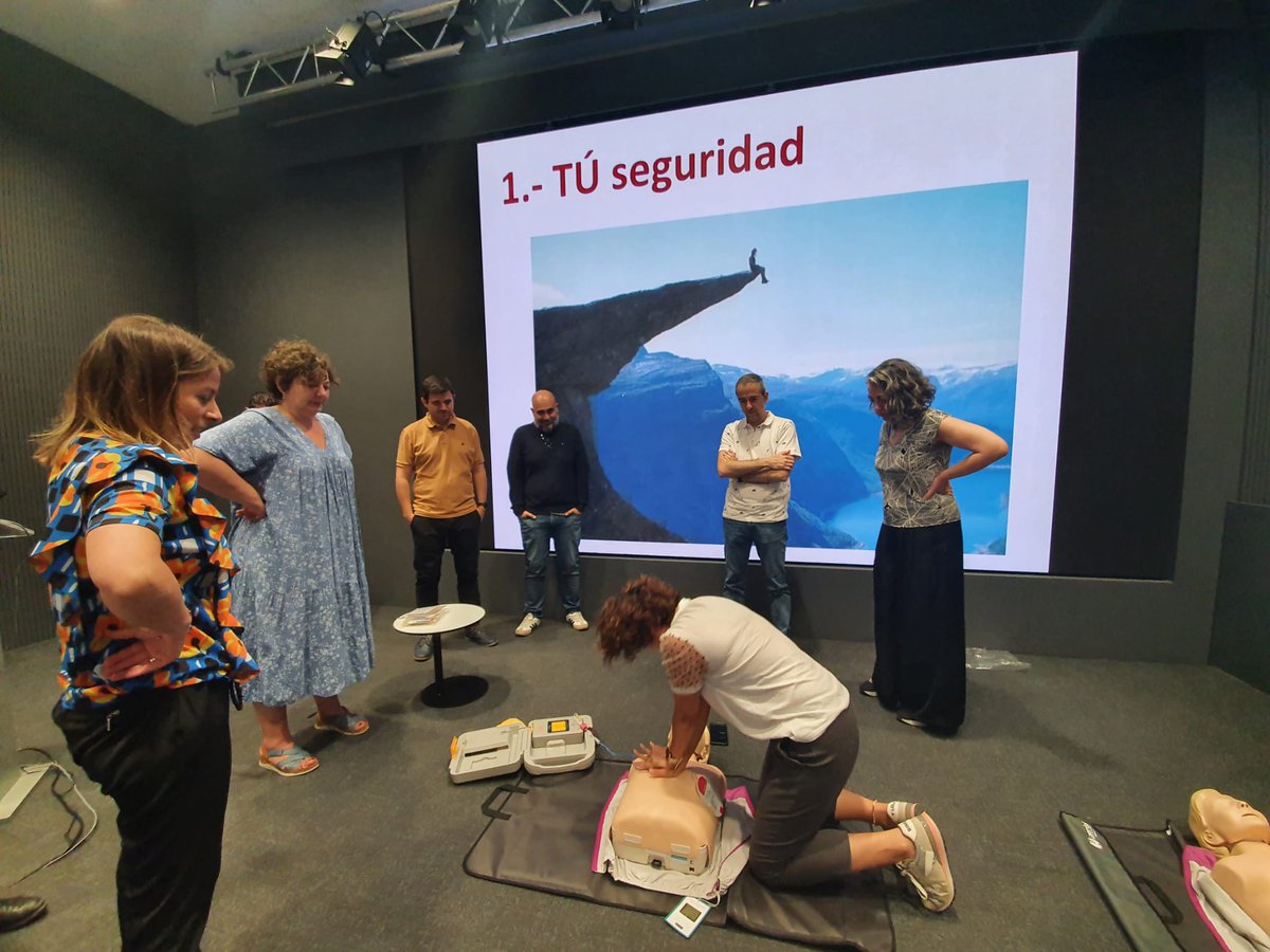 secardiologia's tweet photo. 📸 ¡Aprendiendo a salvar vidas! El personal de la Casa del Corazón (@secardiologia y @cuidarcorazon) ha realizado hoy un curso sobre Soporte Vital Básico y DESA para saber actuar en caso de parada cardiaca. 

Instructores: @PabloJ y @corbi_miguel.
#RCP #TodosPodemosSalvarVidas https://t.co/kdlkZqJZkK