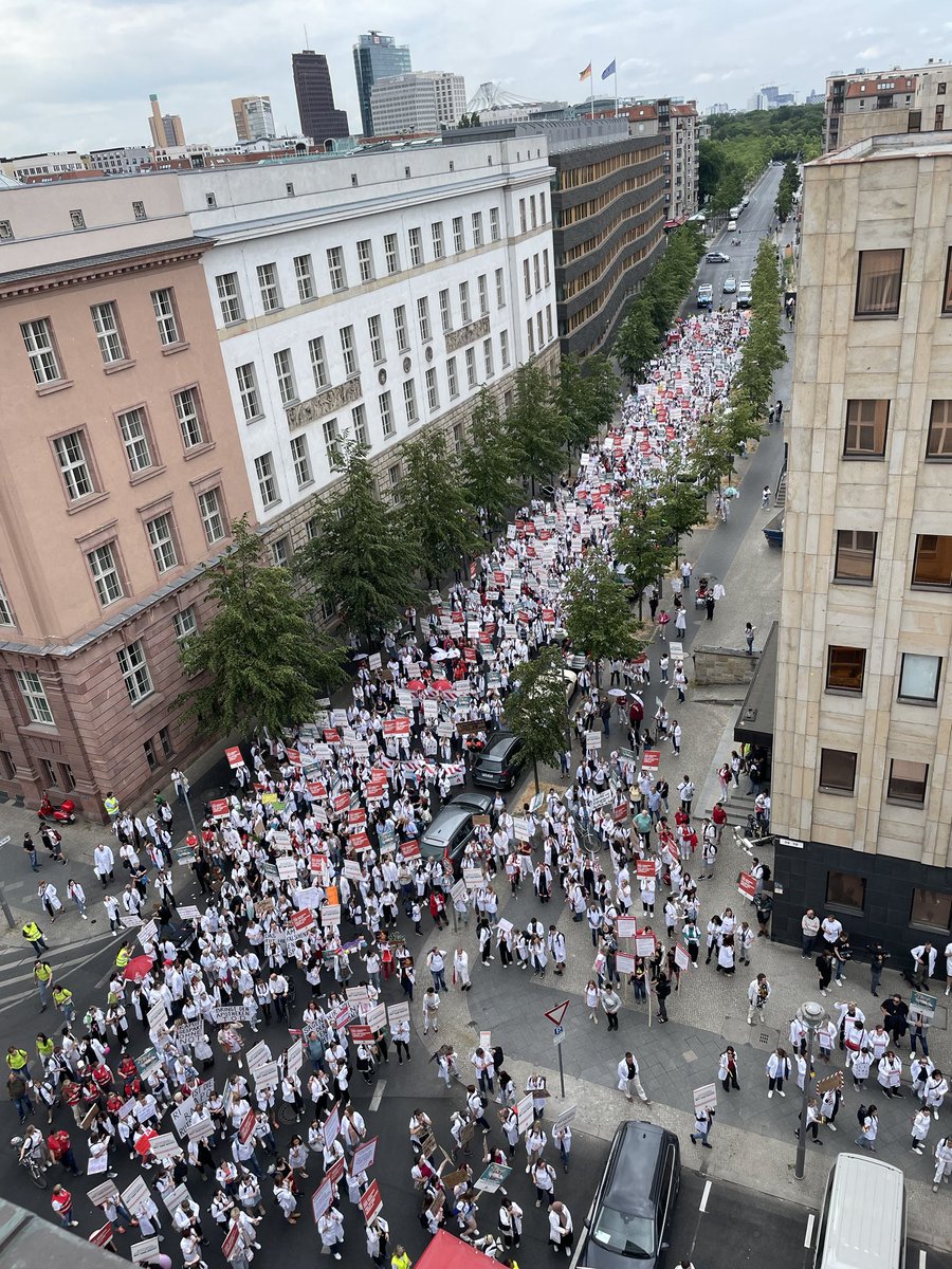 Großer Apotheker Streik vor meinem Büro. Sie skandieren „…wir sind viele, wir sind laut, weil er uns die Kohle klaut…“