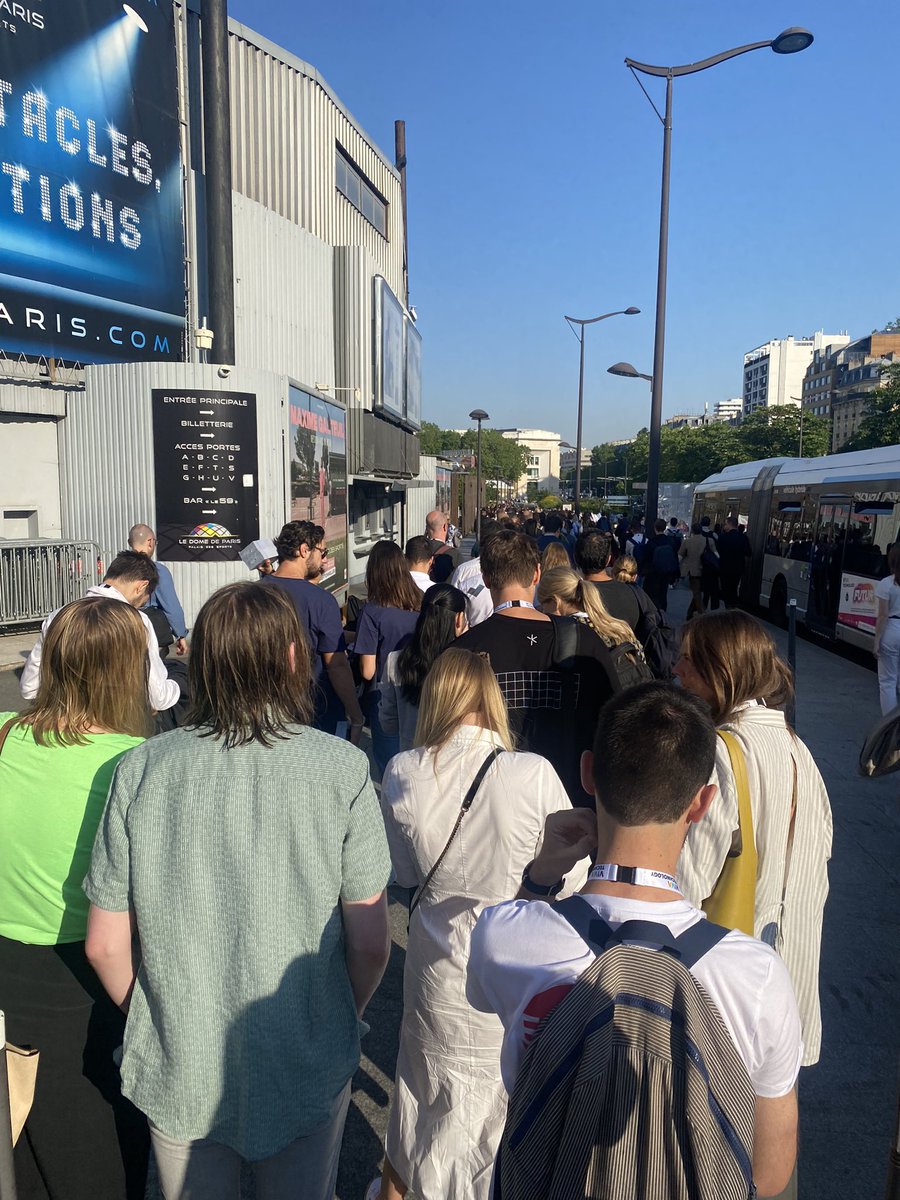 Jyotikaa09's tweet photo. L’ouverture à 9h00 mais déjà une queue de fou ! Prenez de l’avance ! #Vivatech #VivaTech2023 #MBADMB https://t.co/Tq34dwzHy9