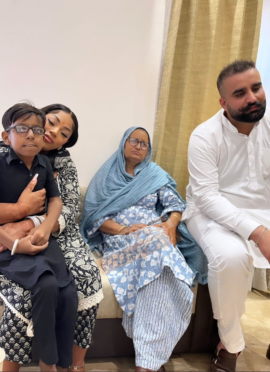 dailypostpunjab's tweet photo. ਪਿੰਡ ਮੂਸਾ ਪਹੁੰਚੀ Stefflon Don ਦੀਆਂ ਸਿੱਧੂ ਮੂਸੇਵਾਲੇ ਦੇ ਪਰਿਵਾਰ ਨਾਲ ਕੁਝ ਖਾਸ ਤਸਵੀਰਾਂ
#BritishRapper #StefflonDon #Reached #MossaVillage #SidhuMoosewala #House #Meet #Parents #GalleryPics #Dailypostpunjabi #Dailypost https://t.co/05TxNmcsax