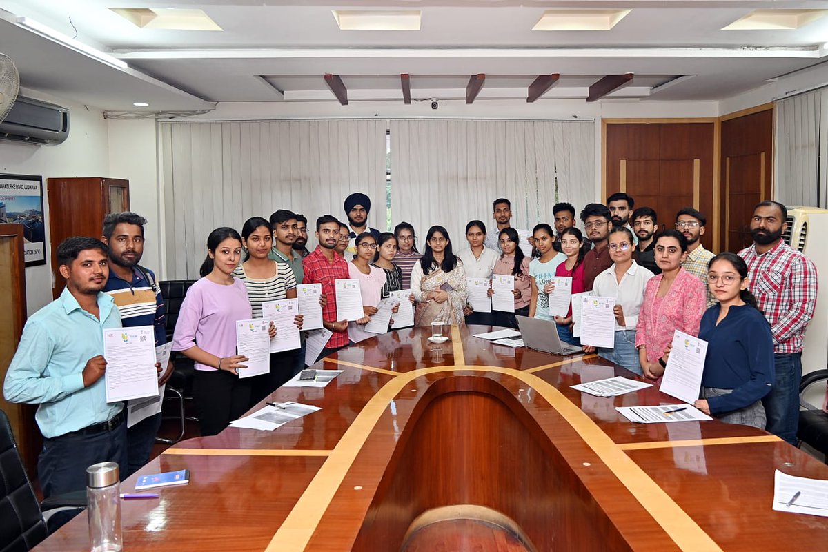 IAS_Shena's tweet photo. Providing a golden opportunity to the students to 'Earn while they learn', Municipal Corporation (MC) inducted a fresh batch of 41 interns under Smart City mission and Swachh Bharat Mission.
.
#SwachhBharatMission #sanyamaggarwal #shenaaggarwal #drshenaaggarwal #iasshenaaggarwal https://t.co/wzrmLY6YZe