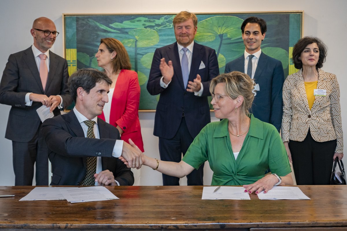 . <a href="/alicekrekt/">Alice Krekt</a> directeur <a href="/NLHydrogen/">NLHydrogen</a> ondertekende gisteren een MOU met de Spaanse waterstof-zusterbranche over kennisdeling en activiteiten. Delegatie met onze Koning en <a href="/MinisterKenE/">Minister KGG</a>