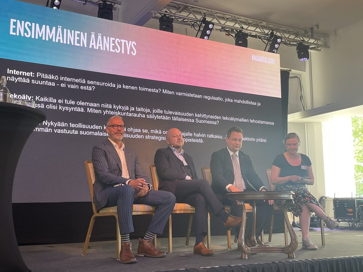 #Naantali24h toinen päivä käynnissä - kerrankin päästiin huutoäänestämään. Kansanedustajat lauteilla. <a href="/NaantaliK/">Naantalin kaupunki</a>