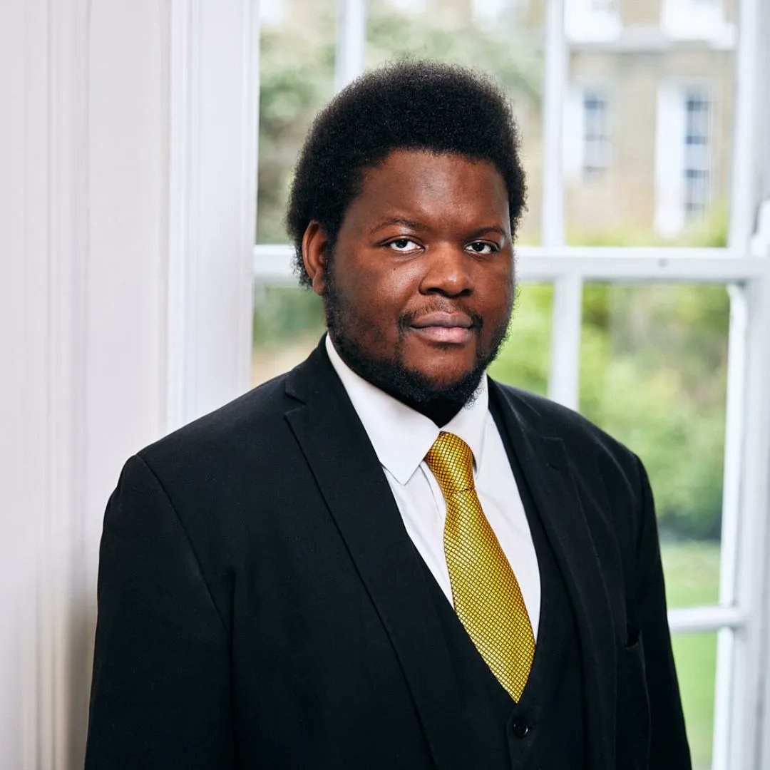 Another great backdrop for corporate headshots.  A window with a lovely view onto a private square in London.

#headshots #corporateheadshots