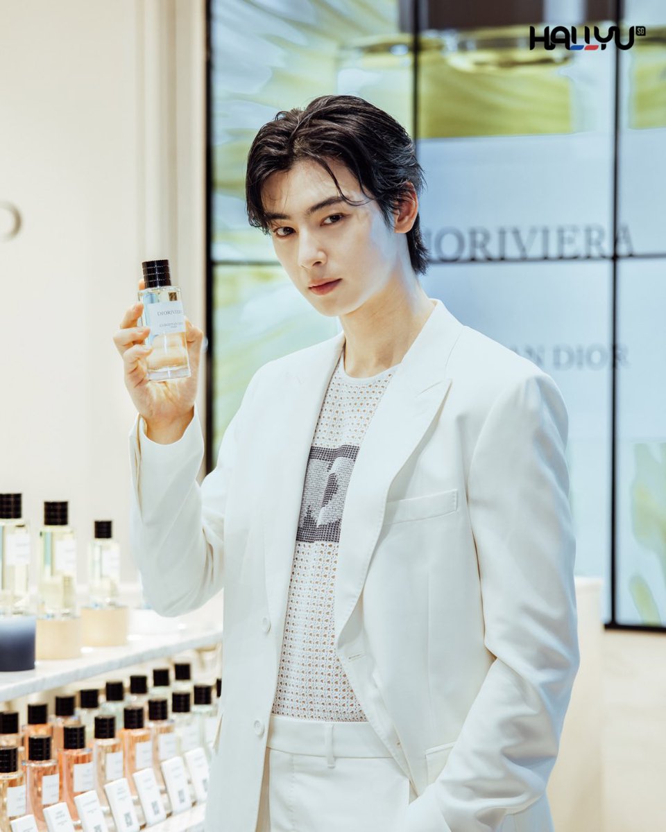 HallyuSG's tweet photo. Talk about a prince charming! #ChaEunwoo was in town for the launch of @Dior’s La Collection Privée Dioriviera Fragrance at ION Orchard.

Check out photos of the singer-actor here.

#차은우 #车银优 #CHAEUNWOOxDioriviera
#CHAEUNWOO #Dioriviera https://t.co/41iz2alTwF