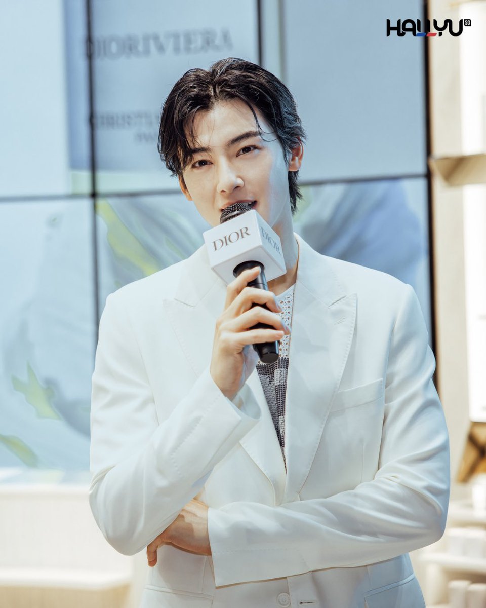 HallyuSG's tweet photo. Talk about a prince charming! #ChaEunwoo was in town for the launch of @Dior’s La Collection Privée Dioriviera Fragrance at ION Orchard.

Check out photos of the singer-actor here.

#차은우 #车银优 #CHAEUNWOOxDioriviera
#CHAEUNWOO #Dioriviera https://t.co/41iz2alTwF