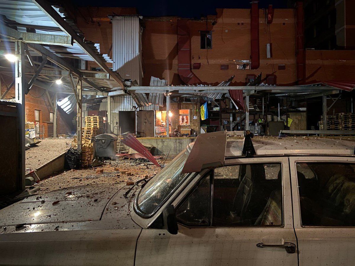 Another #Russia's missile attack on the city of #Odesa -- 4 Kalibr cruise missiles were launched.

A missile hit a warehouse of a retail chain, leaving 3 dead and 7 wounded; another 6 got wounded in the blasts.

Photo: Operational Command South