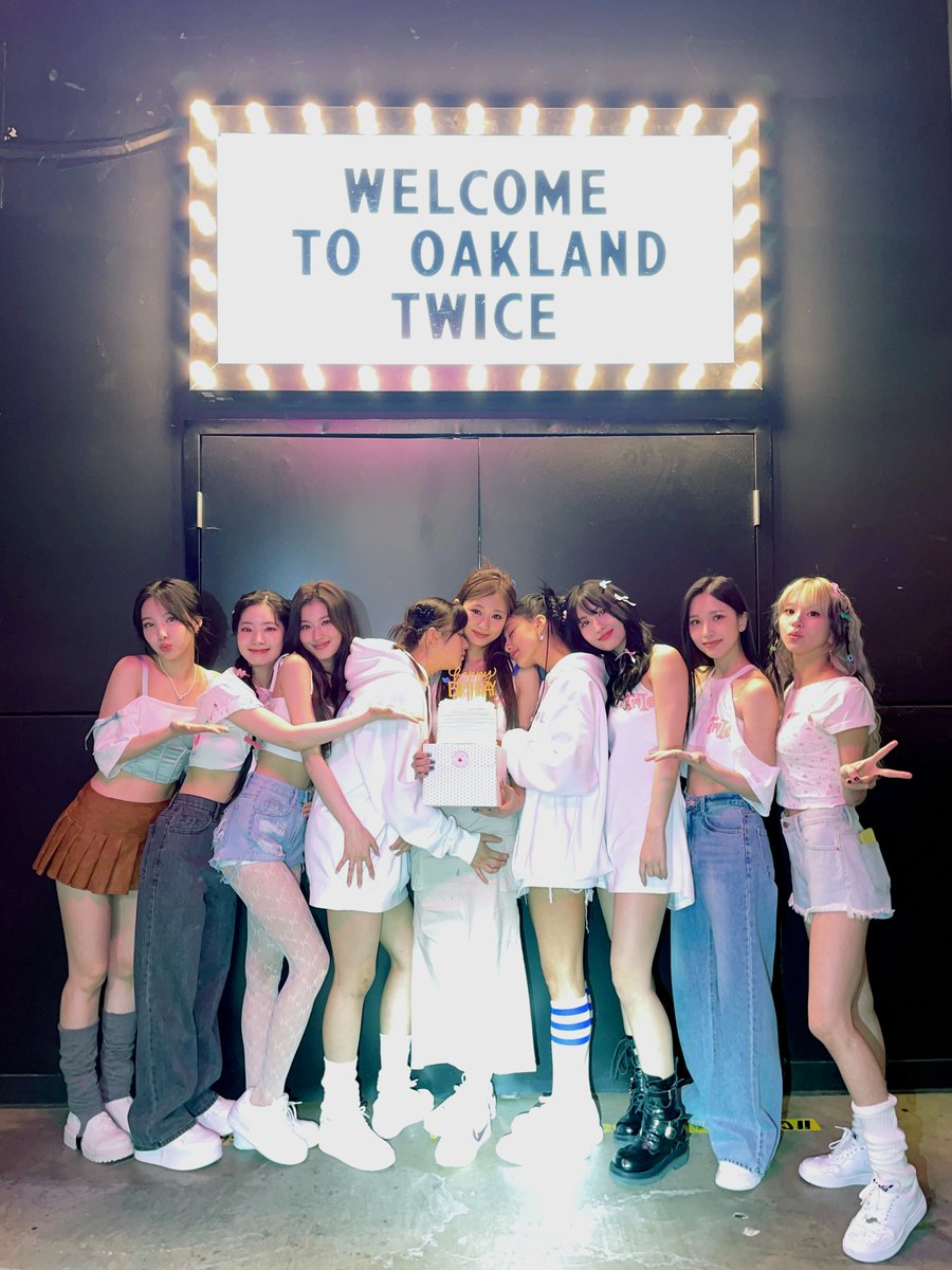 JYPETWICE's tweet image. TWICE 5TH WORLD TOUR 'READY TO BE' IN #OAKLAND - DAY 2

Forever thankful for all the ONCEs who joined us for our 2nd day in Oakland 🍭
Thank you for making us Feel Special 💖

#TWICE #트와이스 #READYTOBE #TWICE_5TH_WORLD_TOUR #HappyTZUYUday