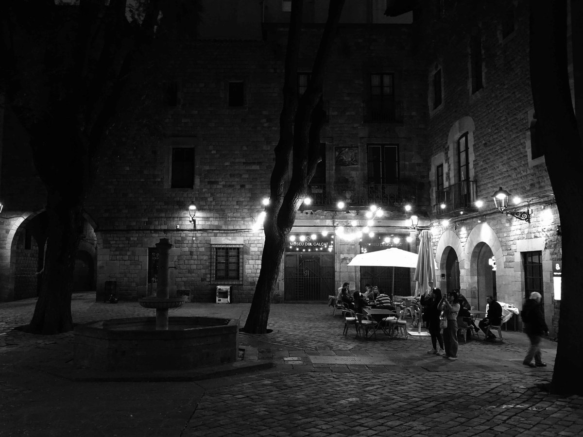 Font de plaça...Barcelona #Barcelona #Born #Bcn #carrer #païsoscatalans #catalunya #landscapephotography #landscape #landscapes #landscape_captures #landscape_lovers #streetstyle #streetsphotography #street #bnw #bnwphotography #bnwmood #bnw_greatshots #bnw_captures #bnw_rose