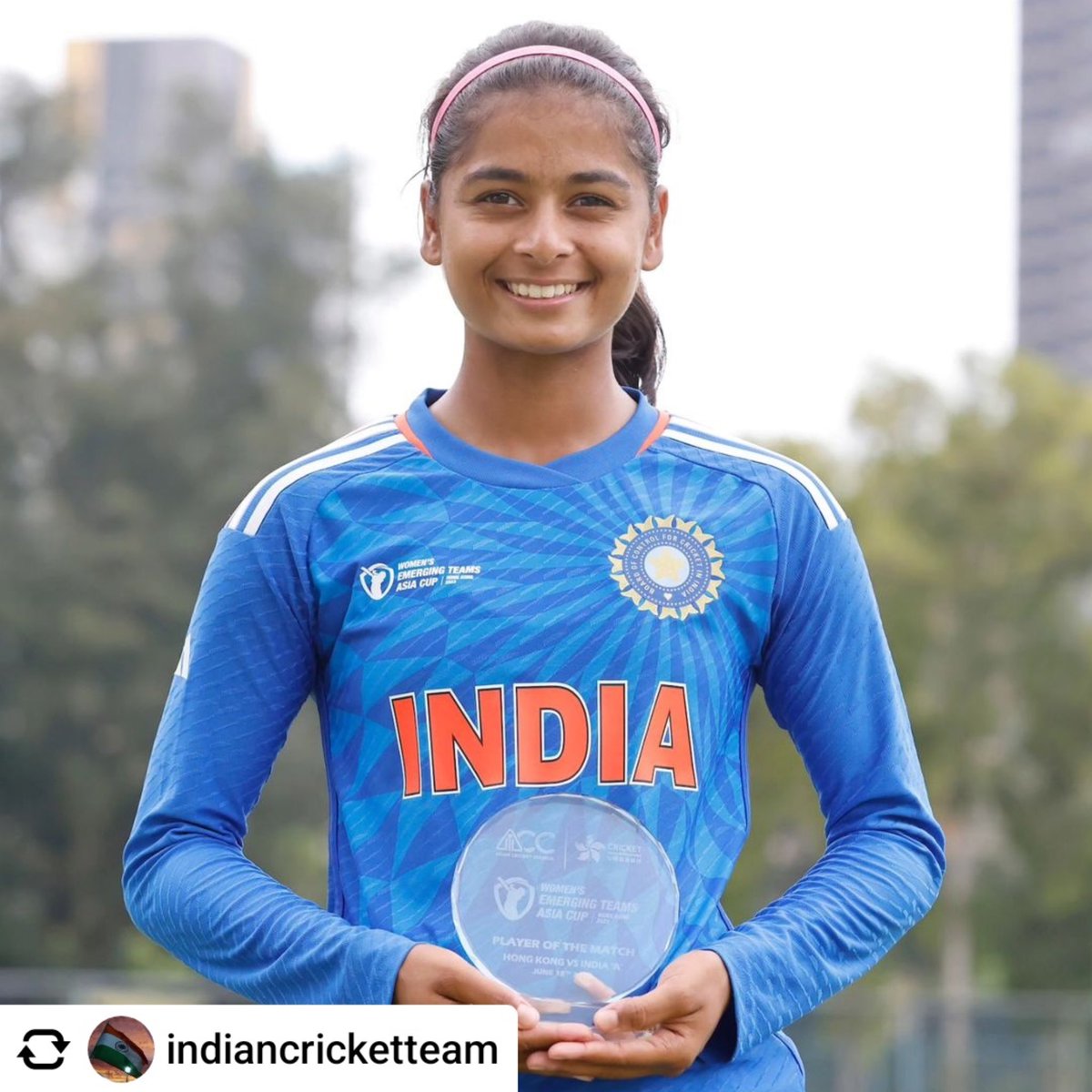 First outing in 🇮🇳 colors ✅
First POTM performance ✅
First 5⃣-fer for India 'A' ✅

Talk about a dream debut! 🤩

📸: BCCI

#PlayBold #TeamIndia #WomensEmergingTeamsAsiaCup