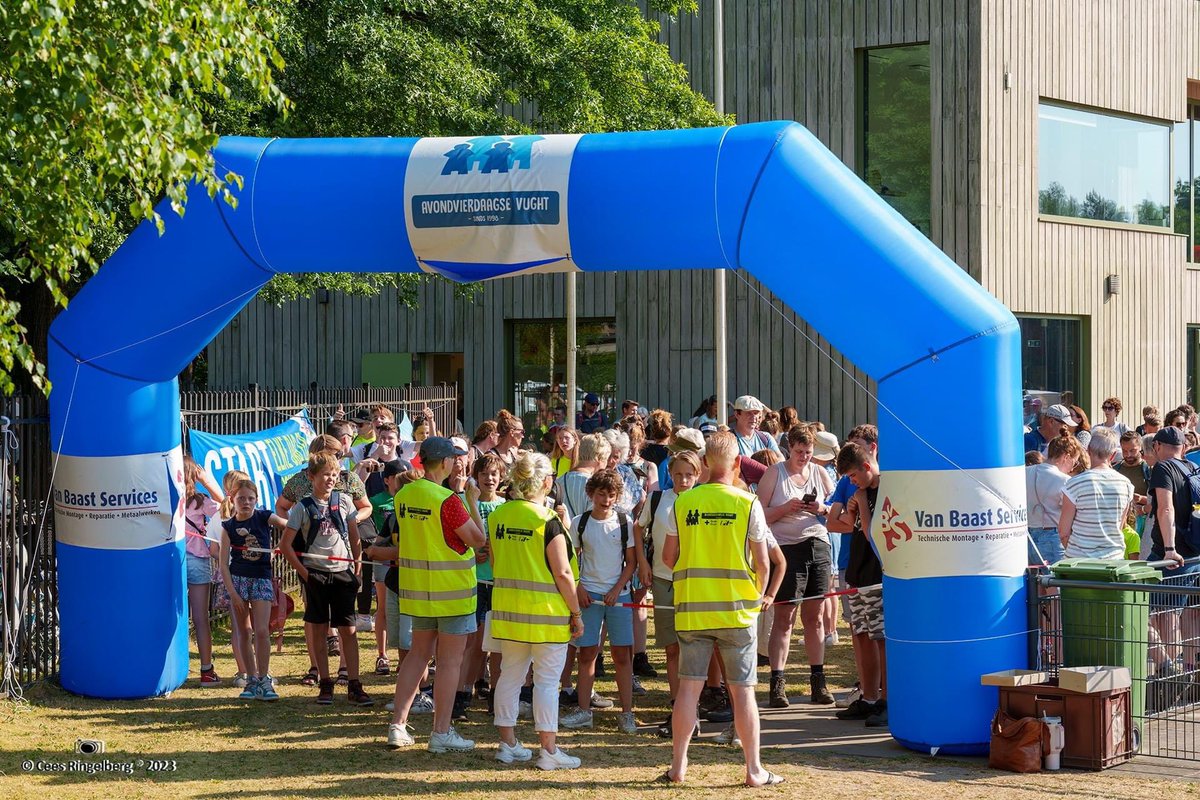 De Vughtse Avondvierdaagse is weer gestart. Met 1500 deelnemers een veel grotere opkomst dan gedacht. Voor de 24e keer zorgen de talloze vrijwilligers voor een waar festijn. Dit jaar ook mooie routes over de landgoederen. Iedereen succes!👍🏻💪🏻👊