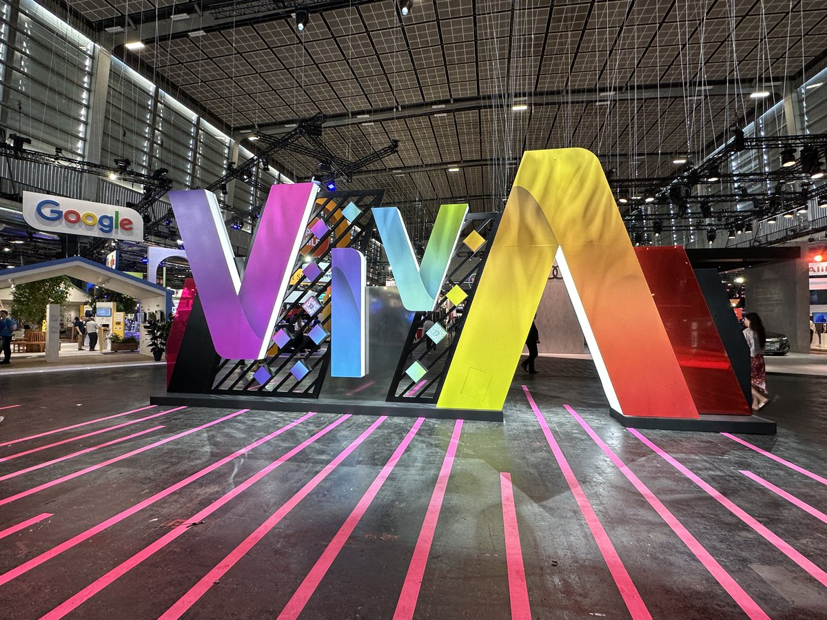 emilie_desnus's tweet photo. 👉🏻 Excitation maximale pour mon premier jour à #Vivatech ! 🚀 Prête à plonger dans l'univers technologique, à découvrir les dernières #innovations et à rencontrer des esprits brillants 🌟 

👀 Et vous, prêt(e)s pour cette journée ?

#MBADMB https://t.co/RCHzYqXIww