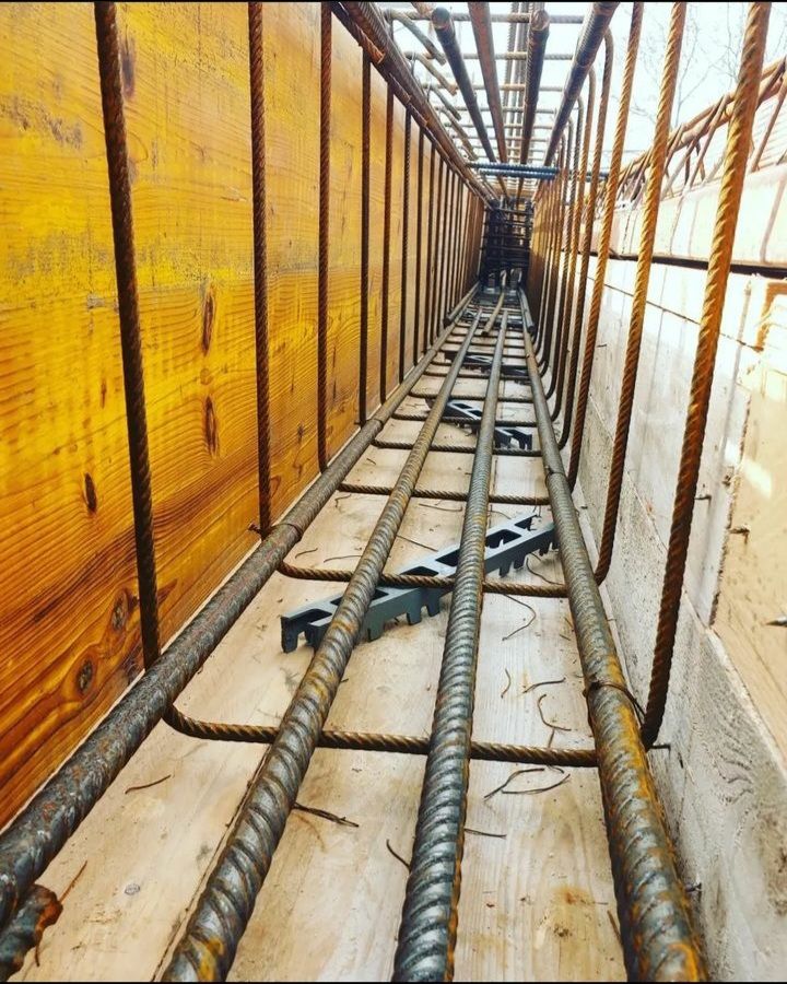 CPMMwangi's tweet image. Whooa!
What is the largest depth you have ever seen for a beam?
This one is 1,450 mm.
Engineers in my network; what circumstances lead to the adoption of such?
Disclaimer : Reinforcement works still incomplete
#buildke
