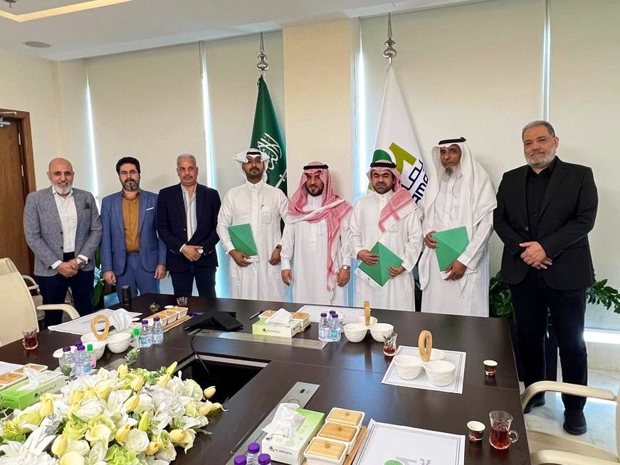 مثل #الأوقاف_الصحية في توقيع العقد المدير التنفيذي سعادة الأستاذ/ مؤيد الحدبان، ومثل مجموعة اليمامة ممول المركز سعادة الأستاذ/ محمد الخالدي، مدير المسؤولية المجتمعية بالمجموعة، كما مثل شركة المبنى العالمي للمقاولات رئيس مجلس الإدارة سعادة الأستاذ/ موسى المزراق.