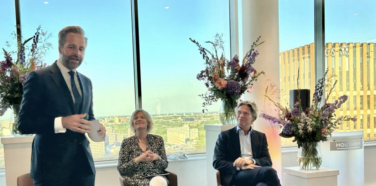 Good debate with Housing and Spatial Planning Minister @HugodeJonge yesterday at <a href="/Houthoff/">Houthoff</a>. 

We agree on the need to work well together in order to accelerate the housing construction and energy transition. #provada2023 #realestate #energytransition