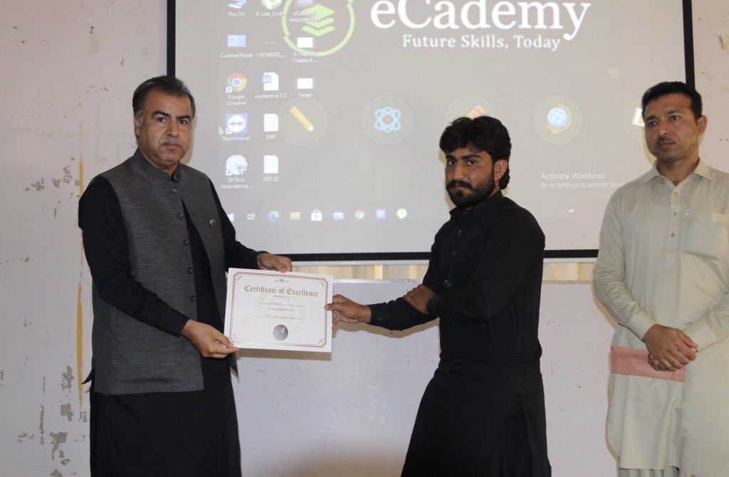 کلاسز ختم پونے کے بعد سب 4280 بچوں میں Certificate تقسیم کئیے گئے۔ 

اللہ نے میری یہ خواہش پُوری کی کہ ہم بلوچستان کے بچوں کے لئیے ECademy.pk کے ذریعے کُچھ کر سکے۔ 

الحمداللہ یا رب۔