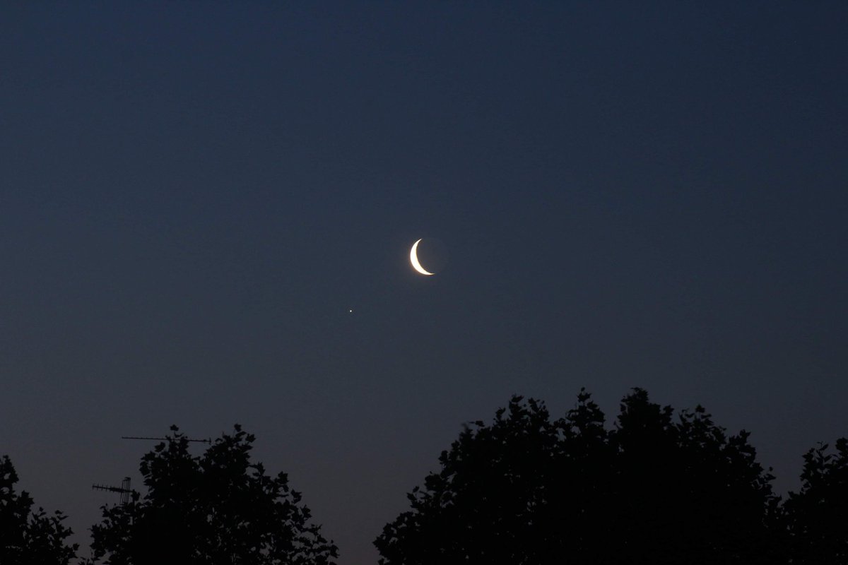 Wow. The waning crescent Moon and Jupiter looked gorgeous this morning as dawn broke. @AboutEG @CllrJRussell46 @skyatnightmag @StormHour @earthskyscience @BBCSussex @bbcsoutheast @LondonSnowWatch @bbcweather #Moon #Jupiter #Daybreak #Sussex #EastGrinstead