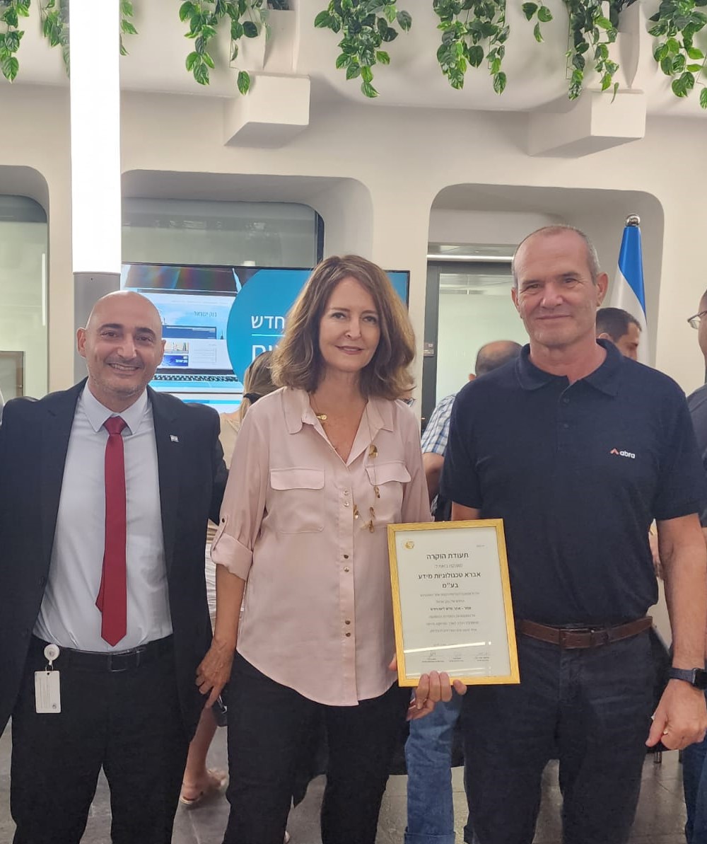 abra_it_tech's tweet photo. שמחנו להשתתף בהשקה החגיגית של אתר בנק ישראל החדש שפותח ע"י אברא!
האתר העדכני והחדשני של בנק ישראל פותח תוך מחויבות, עמידה בזמנים ושיתוף פעולה בין כל בעלי העניין.
באתר החדש שולבו תצוגות BI מתקדמות המספקות מידע אנליטי נרחב ומלא לצרכי הציבור. 
להמשך שיתוף פעולה פורה!
@ShaiOzon https://t.co/GPKzEXowtD