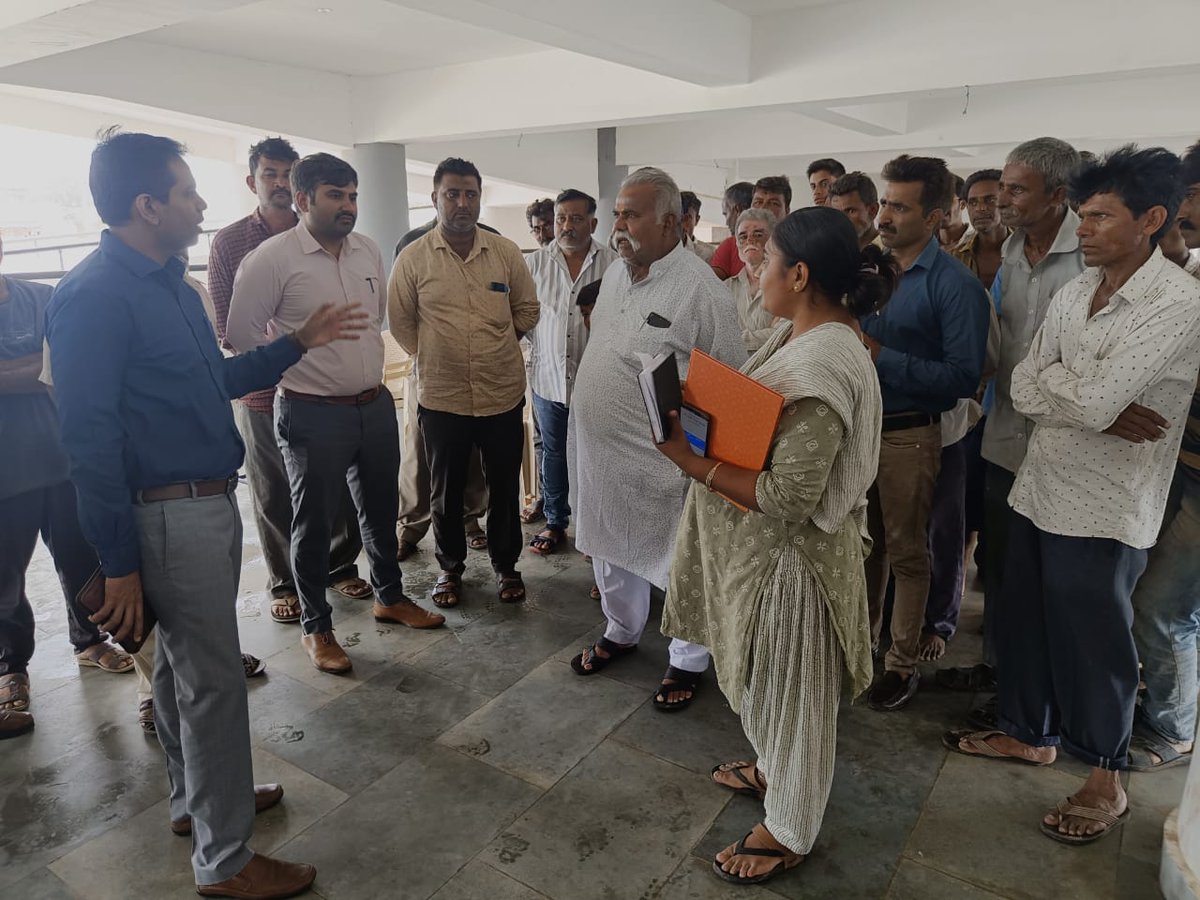 collectorjunag's tweet photo. આજરોજ માંગરોળ તાલુકાના દીવાસા ગામના સાઇકલોન સેન્ટર હોમની મુલાકાત લેવામાં આવી.જેમાં આશ્રય લીધેલા લોકો સાથે ઉપલબ્ધ સુવિધાઓ અંગે સંવાદ કરવામાં આવ્યો.સાઈકલોન સેન્ટરમાં હાલ પ્રાથમિક તમામ સુવિધાઓ ઉપલબ્ધ છે તે અંગે પુષ્ટિ કરવામાં આવી.
@CMOGuj @MLAJagdish @RaghavjiPatel @InfoGujarat https://t.co/dzFlFevuAL