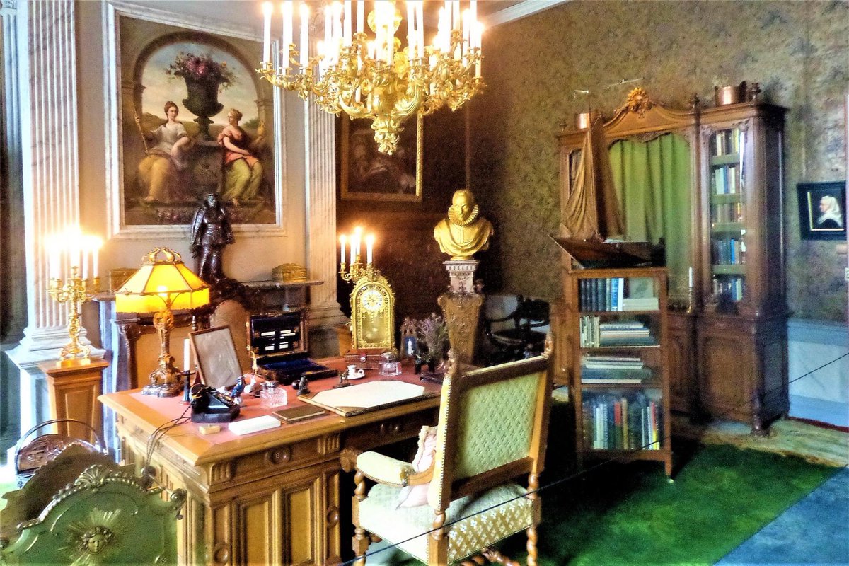 Vorige week heb ik @paleishetloo in #Apeldoorn bezocht. Op de foto’s zie je de tuin achter het paleis, de #bedkamer van koningin #Mary, de bedkamer van koning-stadhouder #WillemIII en de werkkamer van koningin #Wilhelmina. Het was een prachtige dag; ik heb ervan genoten.