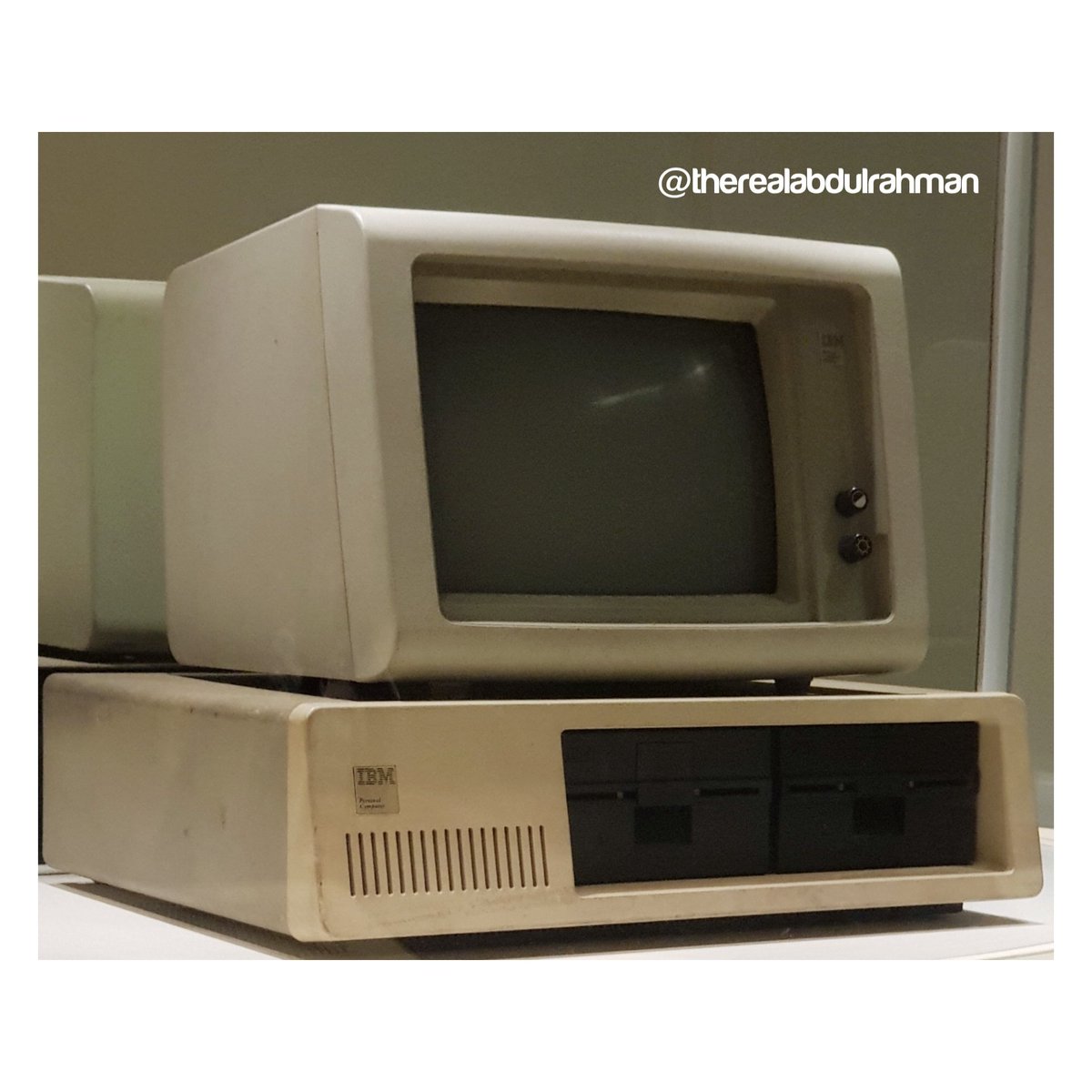 1981 IBM Personal Computer (model 5150)

#computer #oldcomputer #personalcomputer #vintage #oldisgold #retro #msdos #portrait #photowalk #photography #mobilephotography #multimedia #technology