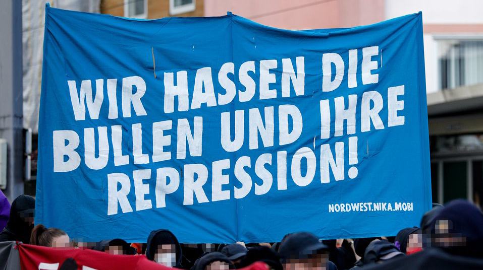 Repression lähmt. Sie lähmt aber eben nicht nur Betroffene, die ihre Füße still halten, sondern auch darüber hinaus. Soliarbeit spannt unzählige Menschen ein und verlangt ihnen unglaublich viel ab. Dass wir gezwungen sind, uns mit der eigenen Repression oder der der Genoss*innen