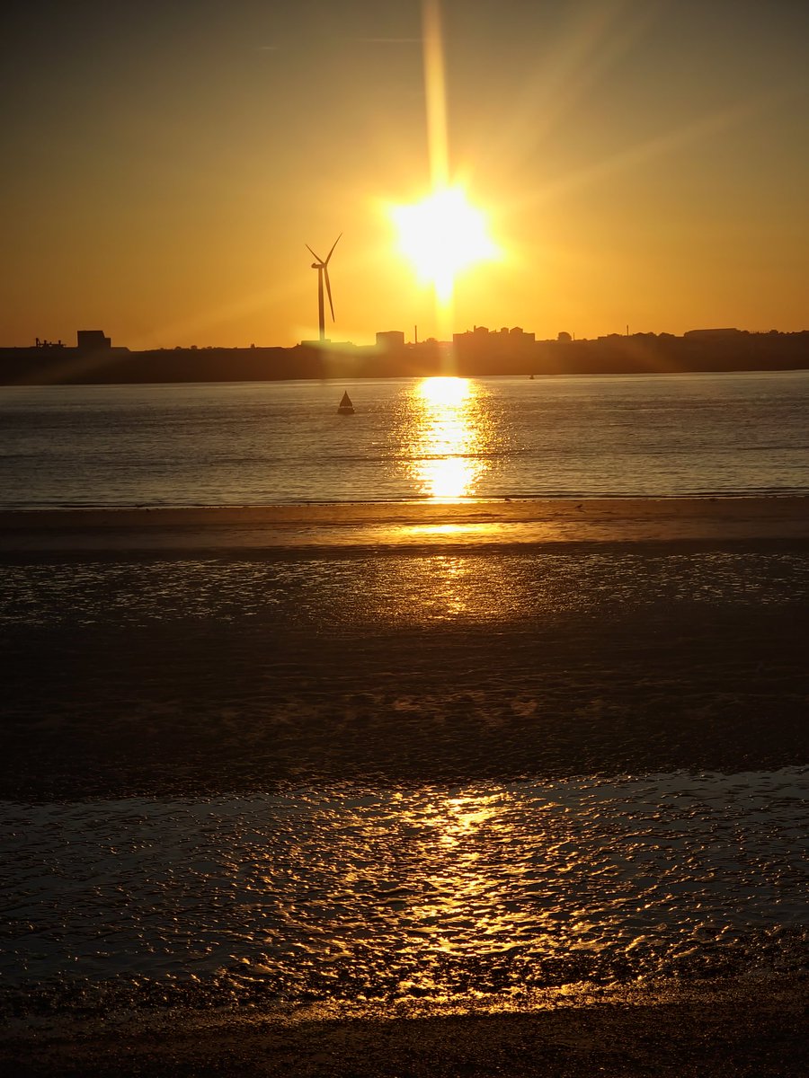 Watts57155578's tweet photo. Lovely morning walk by #theMersey #Wallasey #morningvibes https://t.co/XocFAKAzy1