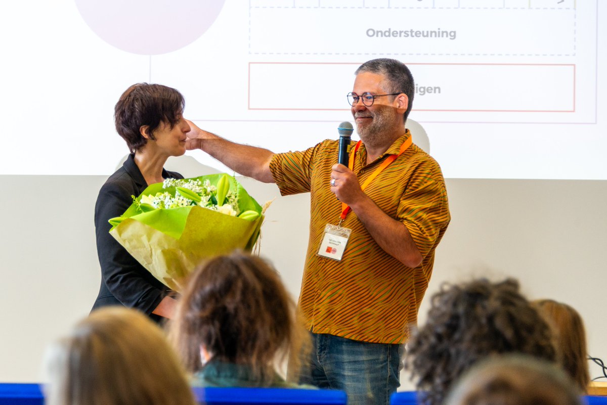 Jozefien neemt afscheid van Socius. Ze benaderde vrijwillige inzet &amp; verenigen samen met praktijkwerkers vanuit diep inzicht &amp; praktische wijsheid. Als orgelpunt liet ze een mooi cadeau achter: ‘Verenigingsdemocratie: samen doen’. Een straffe madam. Succes in je nieuwe functie!