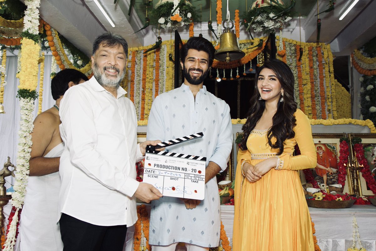AVinthehousee's tweet photo. #VD10 Vijay Deverakonda - Ananya Pandey
#VD11 Vijay Deverakonda - Samantha
#VD13 Vijay Deverakonda - Sreeleela
#VD13  Vijay Deverakonda - Mrunal Thakur

Vaaaanthaaaaaaaaaaa 🏃🏻 https://t.co/P1Se0m1B2g