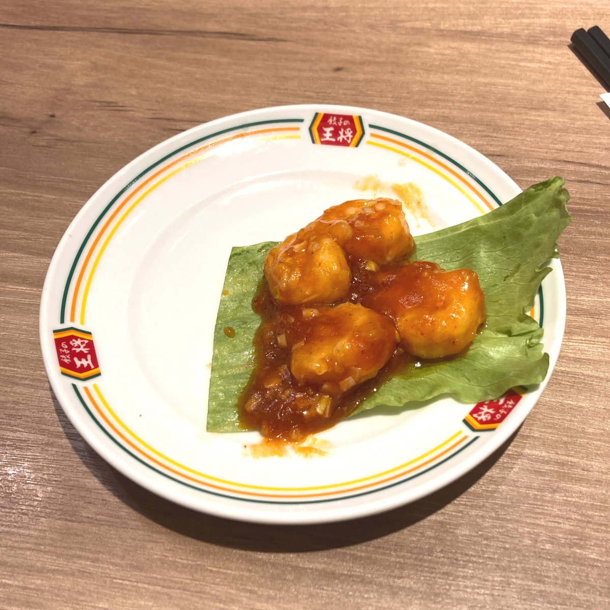 nufufu's tweet photo. 海老のチリソース(ジャストサイズ)と、中華飯｜餃子の王将 
https://t.co/ZewTTS7o9u 
デフォでこの量で出て来る。これは普通サイズの1/3程度の容量しか無さそうなのに、価格は半値近いのでｲﾗｯときた。味は問題ないけど、コスパわるすぎ商品だった。えび4個で400円とか…。
#ぬふふcoｍ #餃子の王将 https://t.co/hjgwWZMVis