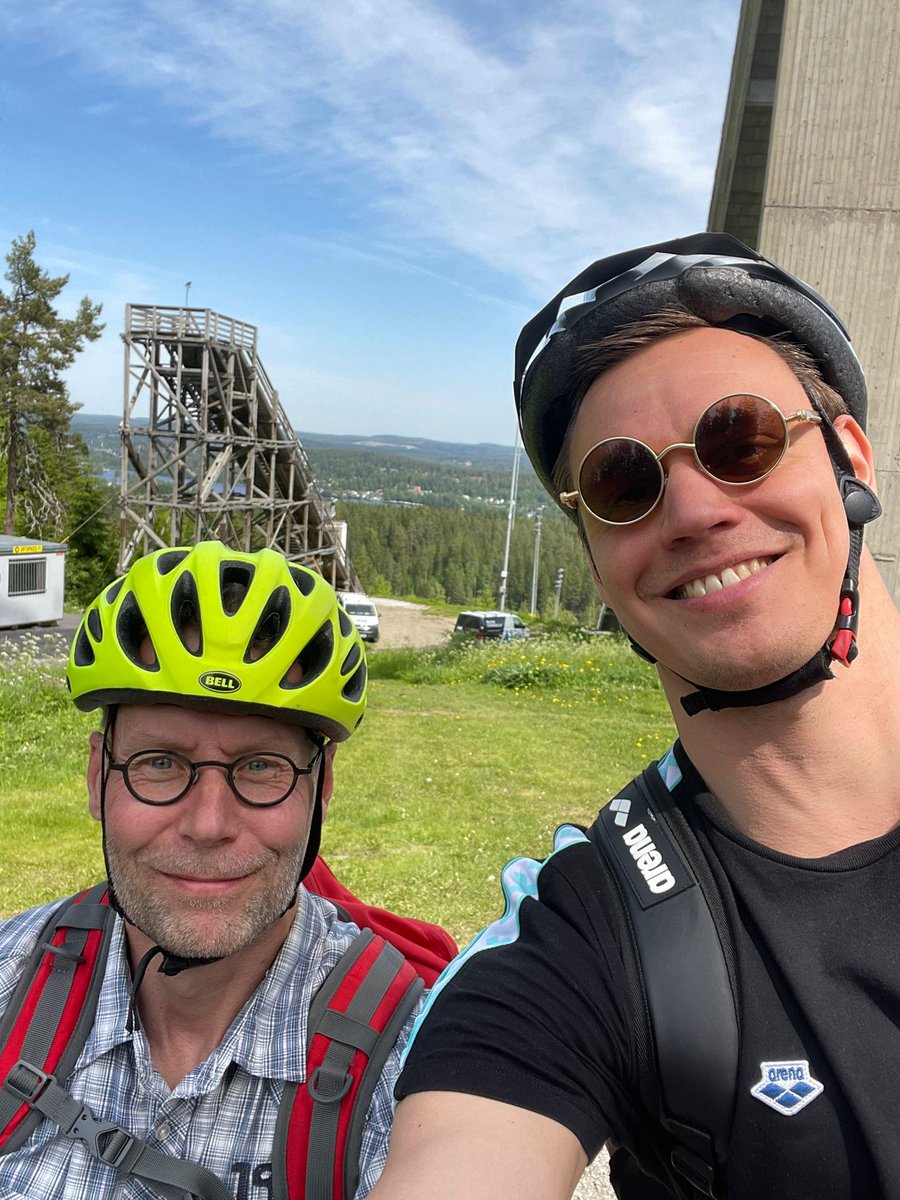 Jyväskylän kulttuuri- ja liikuntalautakunnan urheilulliset pj:t eilen - polkupyörillä tutustumaan Laajavuoren kehittämishankkeeseen. Todennäköisesti pj. A-P. Liukkoselle nousu oli kevyempi kuin allekirjoittaneelle. 😉🚴‍♀️👍 <a href="/LiukkonenAP/">Ari-Pekka Liukkonen</a>