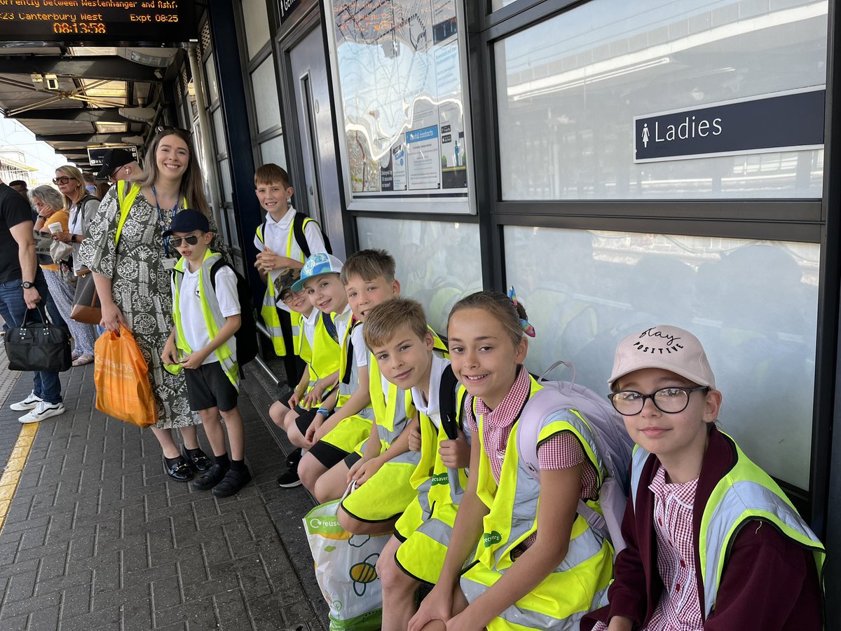 finberryprimary's tweet photo. Digital Leaders weβre up early this morning for a @MicrosoftEDU day out in London. Very excited and looking forward to the day #MicrosoftEDU @Microsoft #Digichamps #learning #edtech https://t.co/vTvMT11ePI