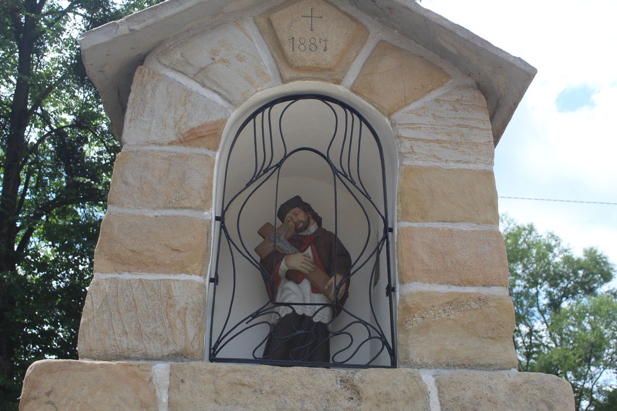 Kalwaria_Zeb's tweet photo. ✝️  Zakończono prace związane z renowacją Kapliczki Świętego Jana Nepomucena w Barwałdzie Średnim.

ℹ️ Odrestaurowana kapliczka jest o charakterze domkowym z roku 1887 pod wezwaniem św. Jana Nepomucena.

Całość prac wyniosła  35 tys. 399 zł i została pokryta ze środków Gminy https://t.co/X2dDzKaeSi