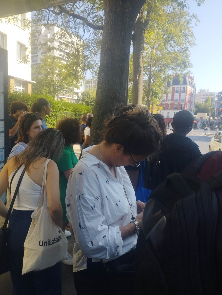 Combien de temps encore vous allez nous faire subir des heures d'attente entassés à l'arrêt du #bus216 ?! <a href="/ClientsRATP/">Service Client RATP👌</a> <a href="/IDFmobilites/">IDF Mobilités</a> #Rungis