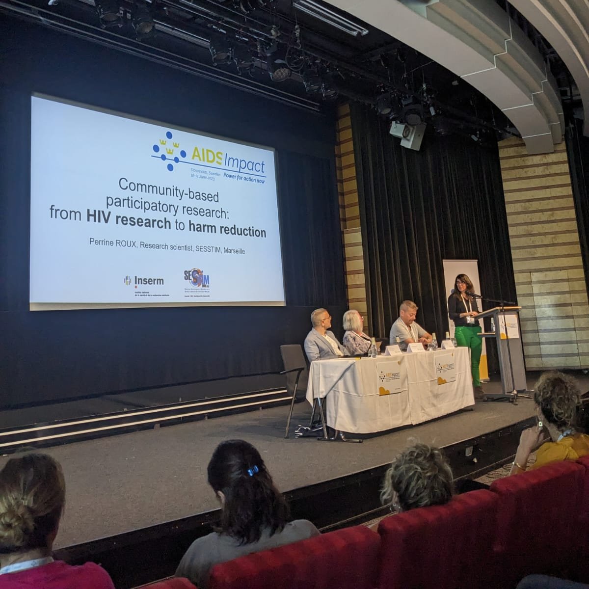 La dernière journée de <a href="/AIDSImpact/">AIDSImpact</a>  commence avec l'intervention en plénière de nos partenaires du <a href="/SESSTIM/">SESSTIM</a>. Perrine Roux explique l'importance de la #recherchecommunautaire dans la recherche contre le VIH et la réductions des risques.