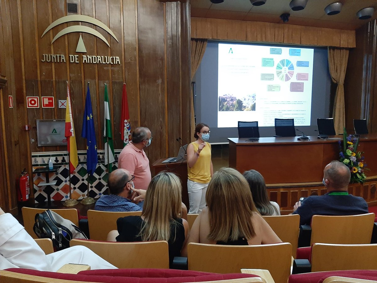 AndaluciaRELAS's tweet photo. #GranadaRELAS impartiendo una sesión clínica "Evidencias del trabajo en red..." para poner en valor el proceso de la #AcciónLocalenSalud en base a los determinantes sociales de la salud...
#SaludPúblicaAndalucía
@SaludAPGranada
@hospital_hvn
@VidaSaludAnd
@saludand https://t.co/a0XBLXYkXx