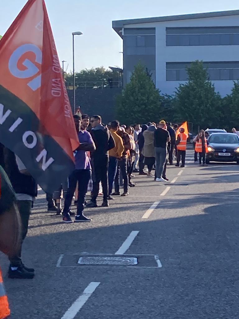 Hundreds outside BHX4 again today as this round of strikes ends today. Still strong, still growing, and still wanting recognition. @amazonlabor @CapitalMidsNews @M_Star_Online @SWP_Britain @rachelannefagan @counterfireorg @Shut_downAmazon @GMB_union