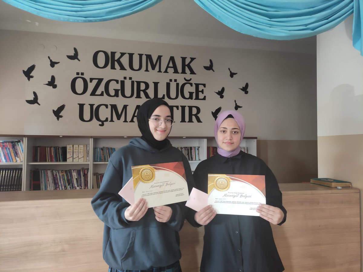 ERBAP kapsamında yürütülen ve okullarımızda 3 yıldır devam eden Erzurum Kitap Akademisi'nin ilk mezunlarını verdik.Emegi geçen herkese teşekkür ederiz.  <a href="/skaygusuz/">Salih Kaygusuz</a> <a href="/s__karakurt/">Selahattin Karakurt</a> <a href="/Erzurum_Mem/">Erzurum İl Millî Eğitim Müdürlüğü</a> <a href="/horasanmem25/">Horasan İlçe Milli Eğitim Müdürlüğü</a> <a href="/ErbapE/">ERBAPErzurum</a>