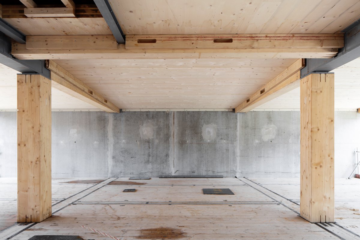 Chantier en cours ツ 
〰 Michigan Garden
〰 89 Logements + l'antenne de l' University of Chicago en structure #Bois  #paris13 
Les 2 projets occupent un îlot complet du quartier #ParisRiveGauche. Les logements seront habillés de terre cuite et l’université de colonnes de pierre.