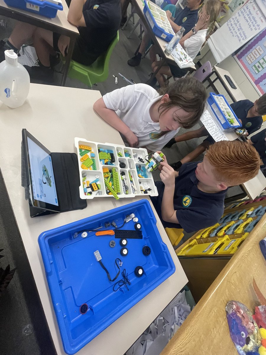 EagleyY5's tweet image. 5C loved learning about metamorphosis during the life cycle of a frog by using coding and Lego! Super teamwork 5C! #learningisalwaysfun 🐸