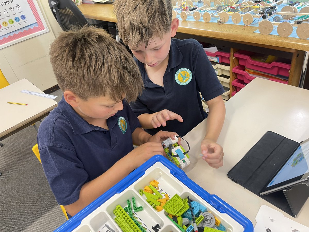 EagleyY5's tweet image. 5C loved learning about metamorphosis during the life cycle of a frog by using coding and Lego! Super teamwork 5C! #learningisalwaysfun 🐸