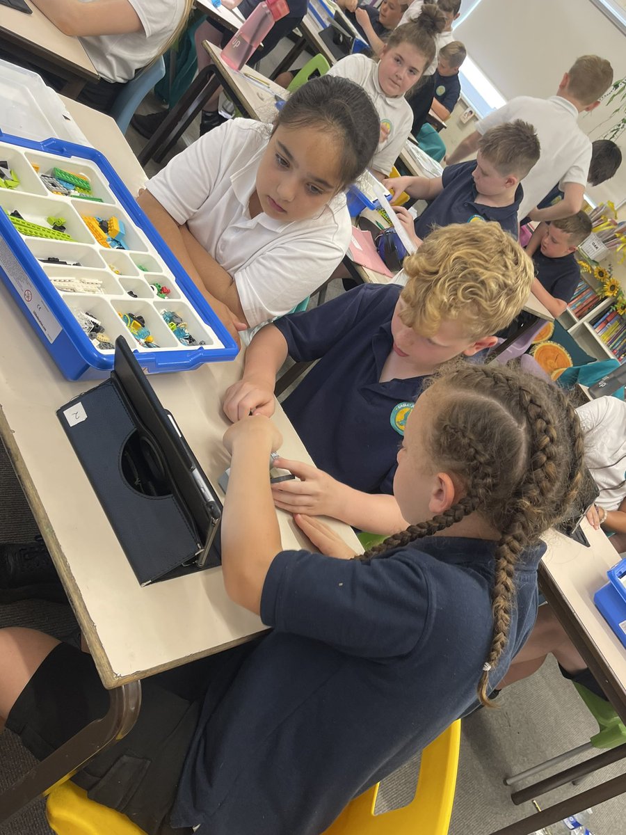 EagleyY5's tweet image. 5C loved learning about metamorphosis during the life cycle of a frog by using coding and Lego! Super teamwork 5C! #learningisalwaysfun 🐸