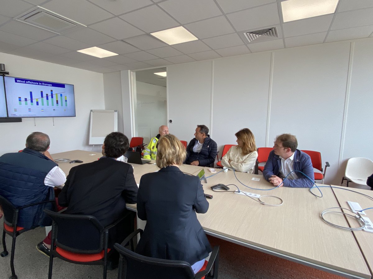 Très heureux d'avoir accueilli lundi <a href="/MaudBregeon/">Maud Bregeon</a>, <a href="/PierreCazeneuve/">Pierre Cazeneuve</a>, Laurent Vasset, <a href="/mapoussier/">Marie-Agnès Poussier-Winsback</a> et les élus de la ville de #Fécamp, pour une visite exclusive du <a href="/EolienMerFecamp/">Parc éolien en mer de Fécamp</a>, actuellement en cours de construction ! @EDF_RE